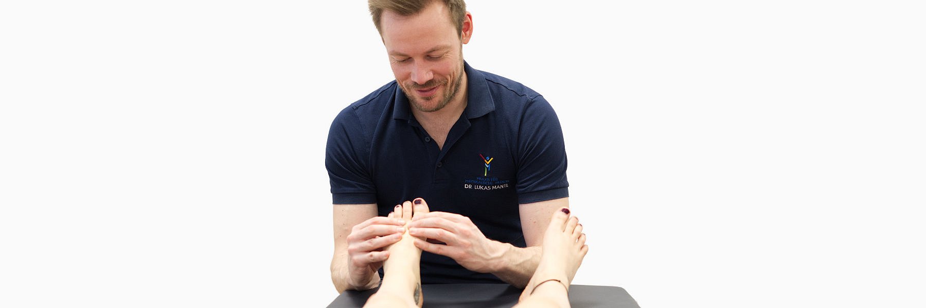 Untersuchung der großen Zehe bei Hallux valgus.