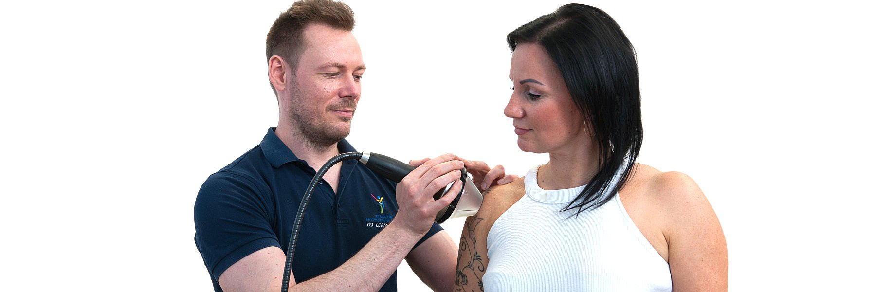 Dr. Lukas Mantl führt eine Stoßwellentherapie an der Schulter durch, dabei verwendet er die fokussierte Stoßwelle.
