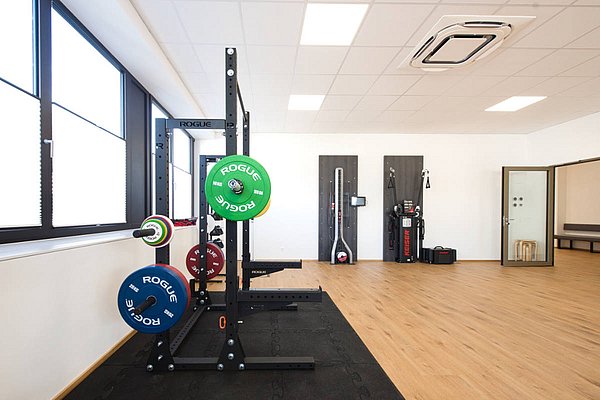 Praxis Mantl Innsbruck medizinische Trainingstherapie, Gewichte, Functional Trainer, Exzentrik Trainer.