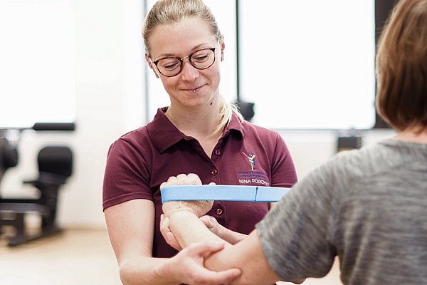 Behandlung des Armes in der Physiotherapie.