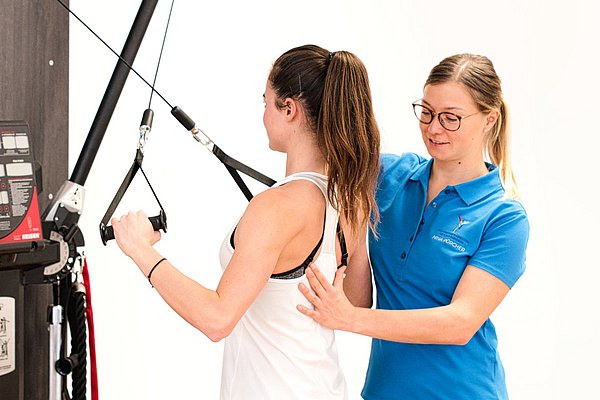  Behandlung und Training von Rückenbeschwerden in der Physiotherapie mit dem Seilzug..